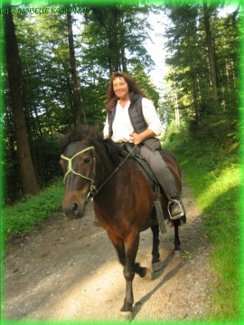 Was gibt es Schöneres, als mit Farah durch den sonnigen Wald zu reiten?