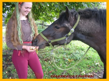 Ohhh noch mehr Banane!! "Das ist meine Hand!" Aber sie schmeckt doch soooo guuut!!!